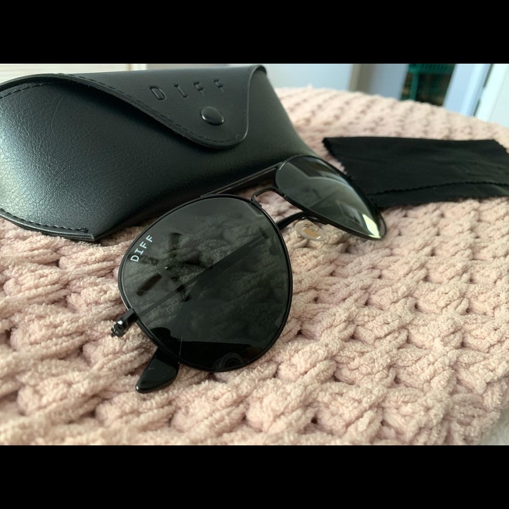 DIFF Eyewear black aviators